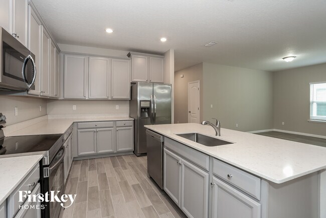 Foto del edificio - 832 Spotted Fox Ridge Ave