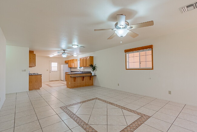 Building Photo - "Well Maintained 2-Bedroom, 2 Bathroom hom...