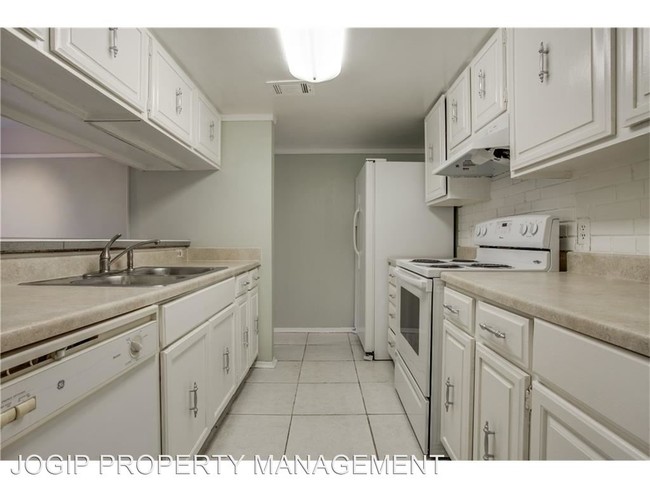 Building Photo - 8560 Park Ln
