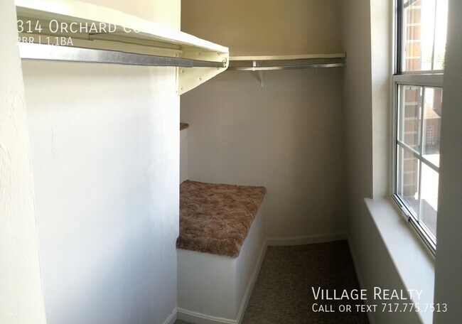 Building Photo - Roomy 2-bed townhome with garage in Dallas...