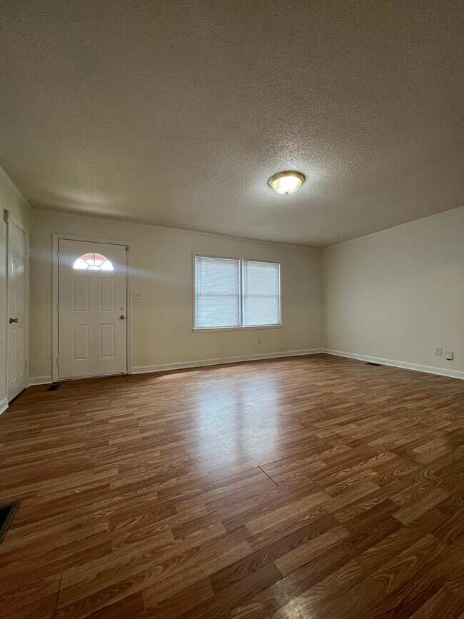 Building Photo - 305 Briarwood Cir