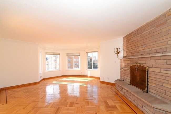 Building Photo - 490 33rd Ave