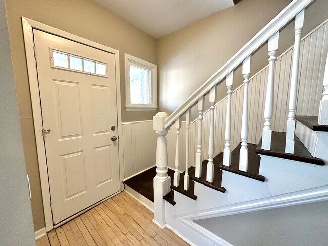 Foto del edificio - AVAILABLE JUNE - 5 Bed, 2 Bath Newly Renovated Home