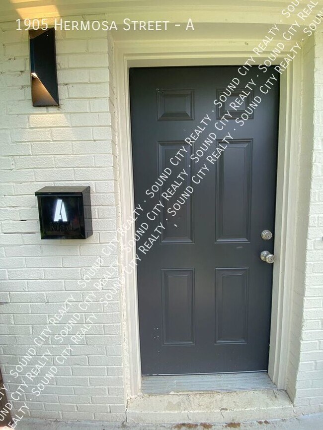 Building Photo - AVAILABLE NOW!! Across from Fisk Universit...