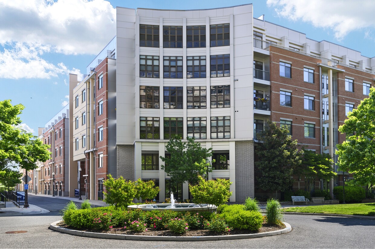 Fuente de agua en la entrada del complejo - Crystal City Lofts