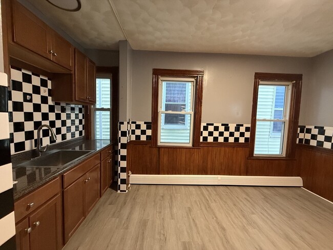 Building Photo - 2A Marshfield St