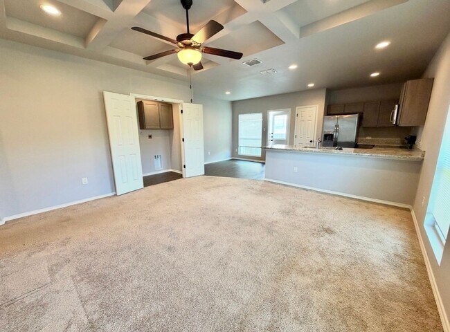 Foto del edificio - Corner Unit Townhome with 3 Bedrooms, Garage & Private Yard