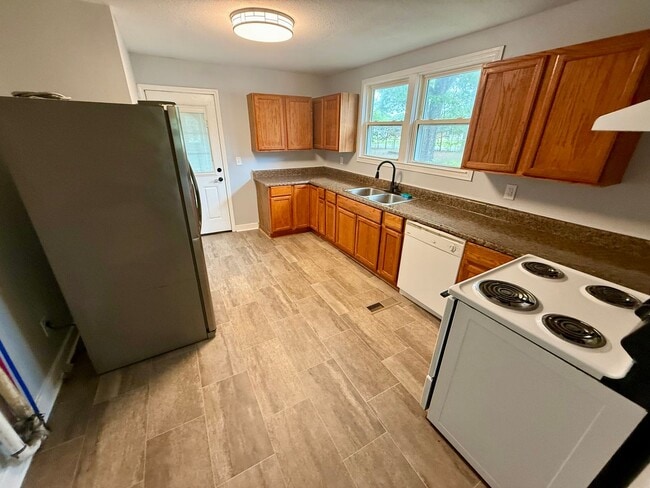 Building Photo - Brick Home with Fenced Yard!