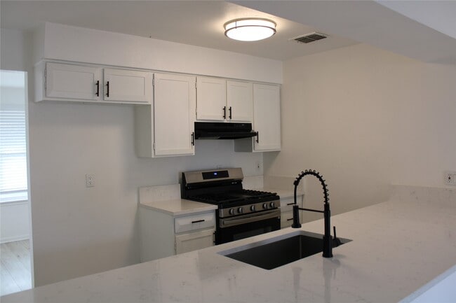 Foto del edificio - 12111 Wood Forest Dr