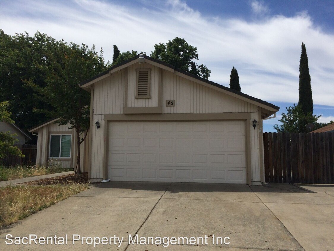 Primary Photo - 3 br, 2 bath House - 43 Suntrail Cir
