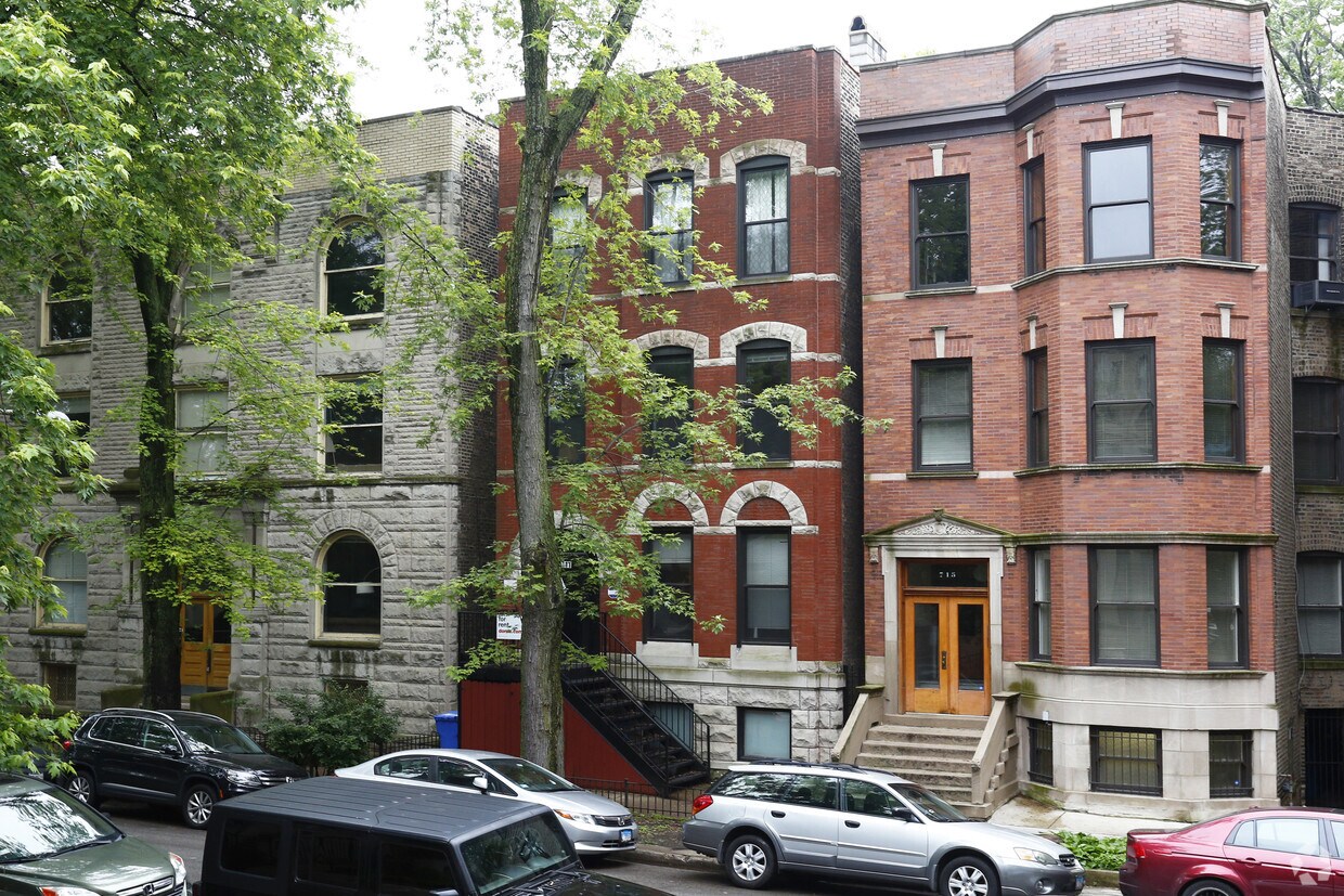 Building Photo - 711 W Briar Pl