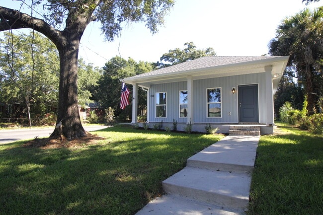 Building Photo - Modern 3-Bedroom Home with Granite Counter...