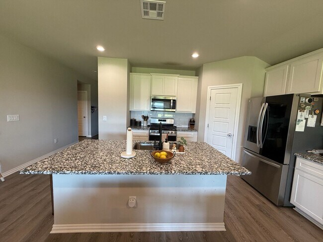 Foto del edificio - Spacious 4 Bed, 2 Bath Home with Modern Up...