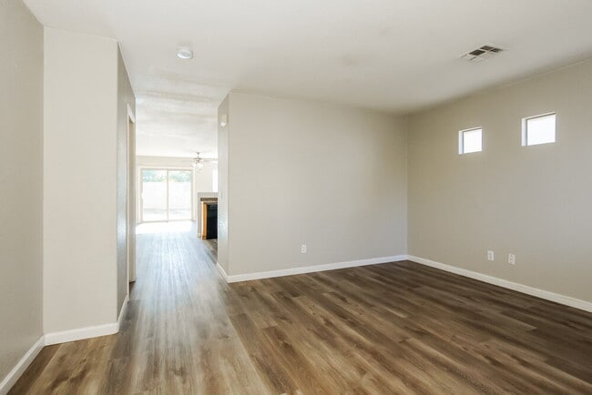 Foto del edificio - 8345 W Hughes Dr