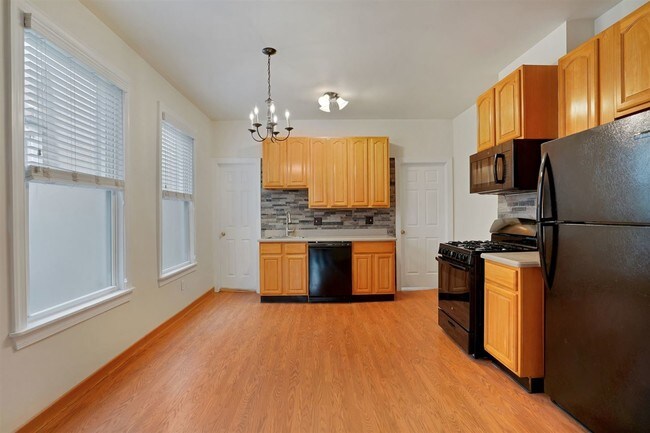 Building Photo - 394 Woodlawn Ave