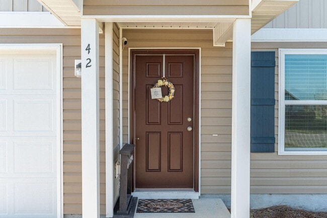 Building Photo - Charming 4-Bed Home in Quiet DeFuniak Spri...