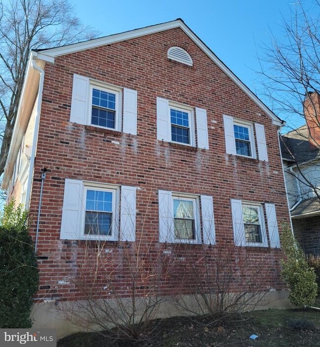 Building Photo - 230 N Essex Ave