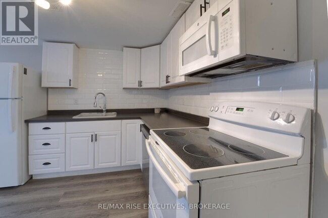 Building Photo - 258-258 Kingscourt Ave