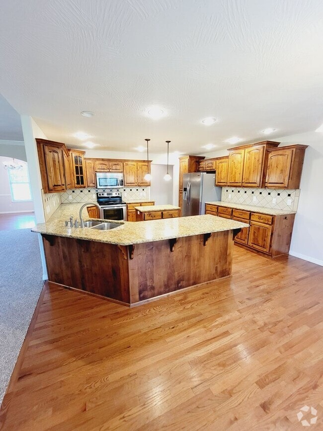 Building Photo - 4532 S Hemlock Ave