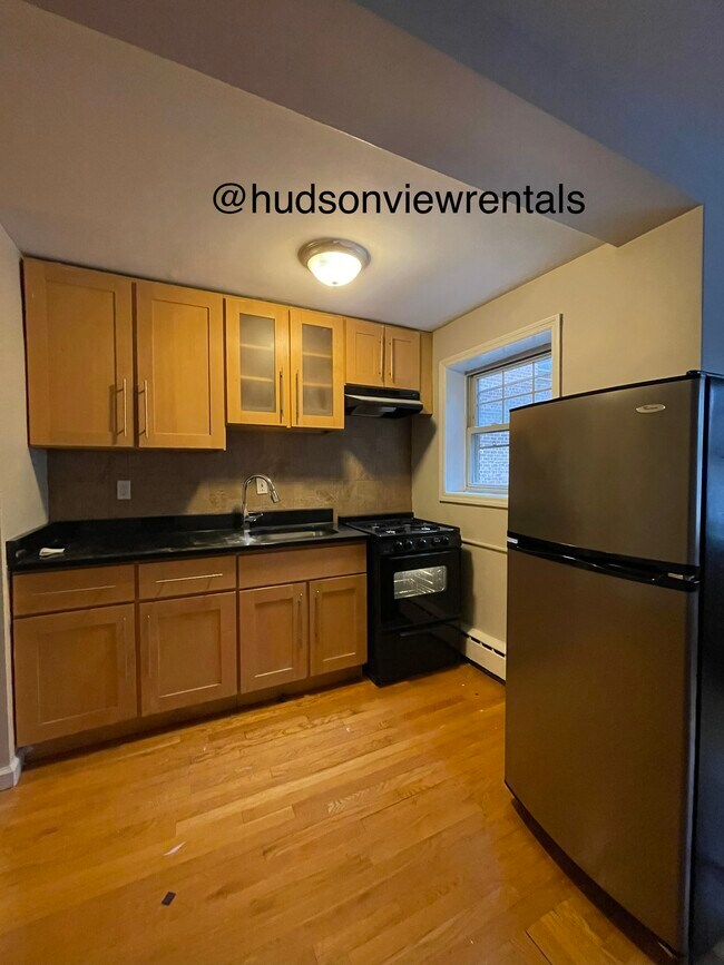 Unit 4J - 33 Duncan Ave