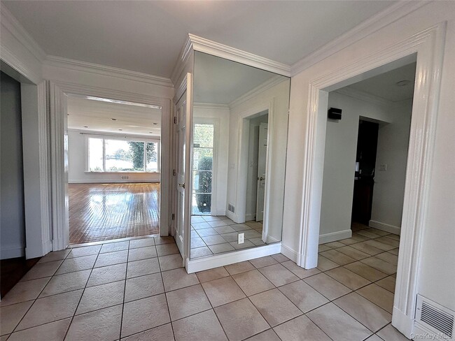 Building Photo - 1090 Bayhead Dr