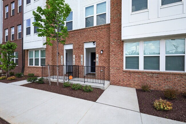 Foto del edificio - Stunning 2-Level Top Floor Condo with Tesla Charger & 70" TV – Farmstead District