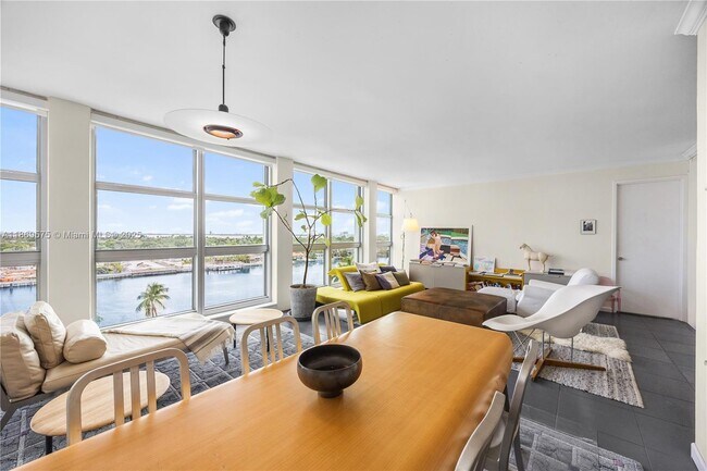 Foto del edificio - 5055 Collins Ave