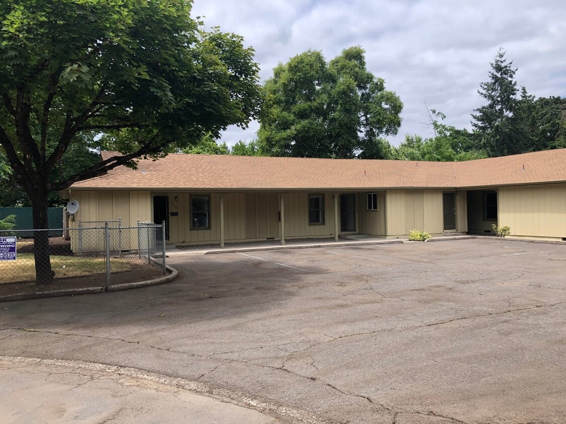 Primary Photo - Two Bedroom Apartment in Central Salem