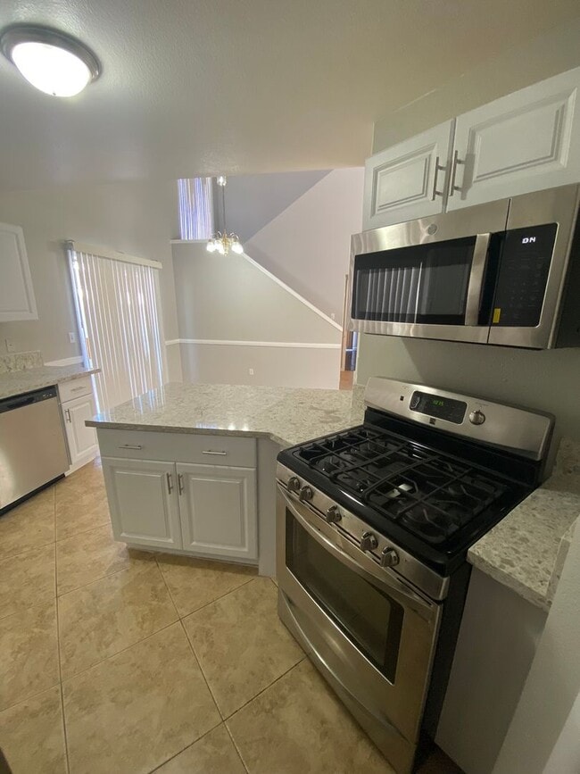 Building Photo - AMERICANA Property Mgmt - Remodeled 2 stor...