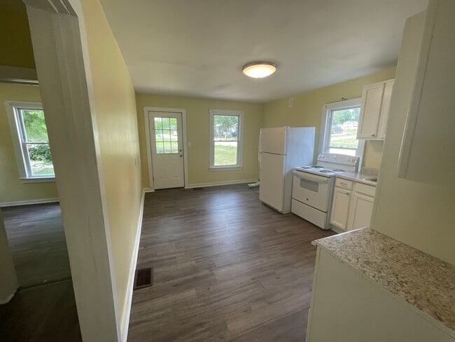 Building Photo - 209 Burdock St