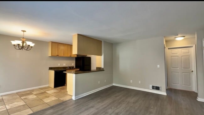 Building Photo - Beautifully Upgraded One Bedroom Condo with Central A/C!!