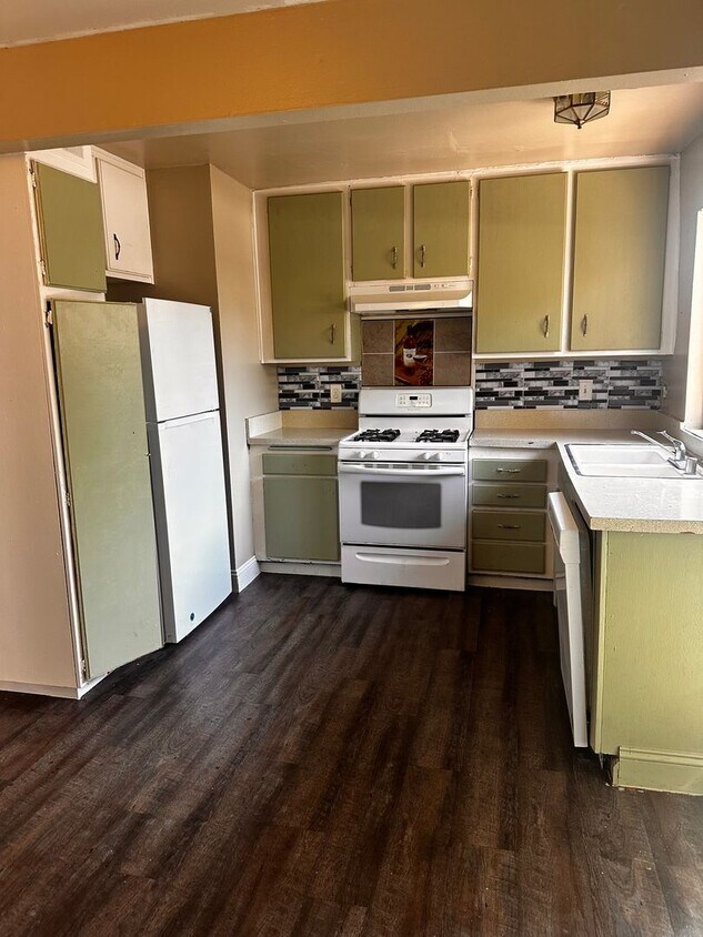 Building Photo - 3 bed + 1.5 bath