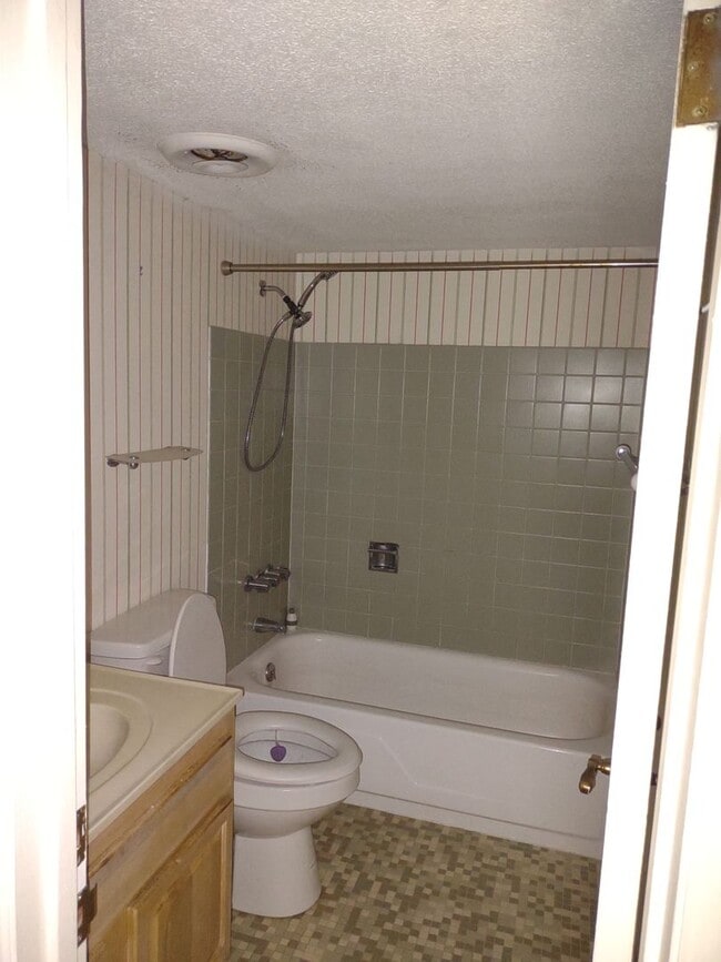 Building Photo - 5516 Lakeshore Dr