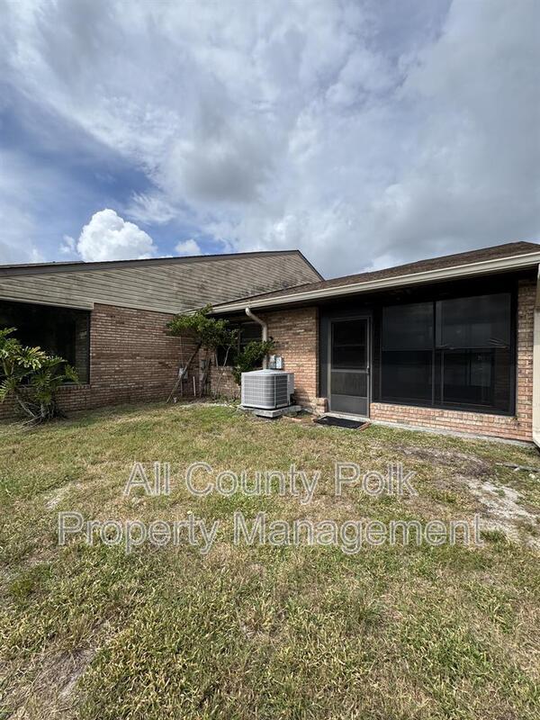 Foto del edificio - 542 Lake Carolyn Cir