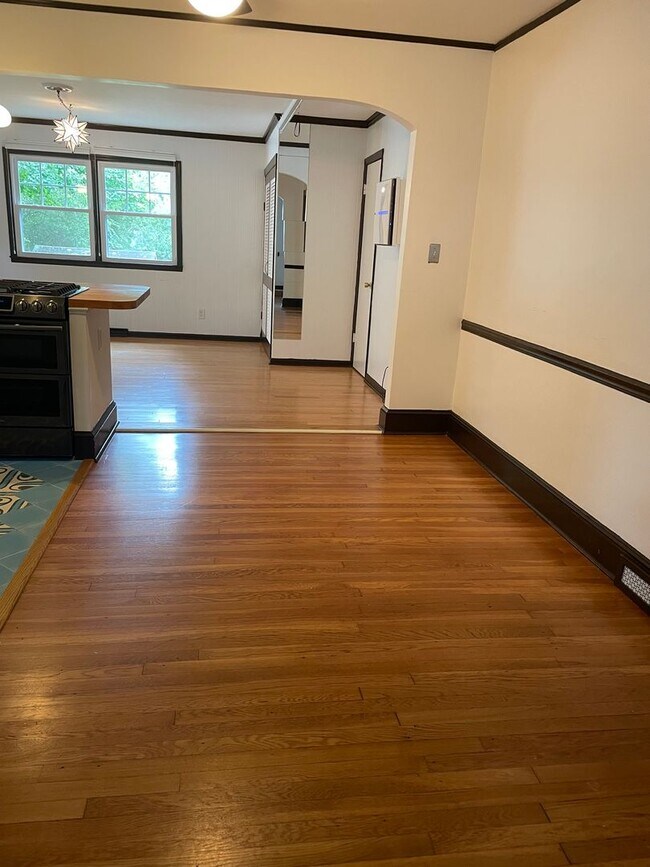 Building Photo - Adorable 3 Bedroom Located in Lindley Park...