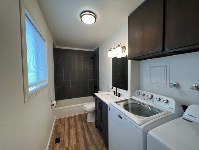 Building Photo - Schilling Duplex