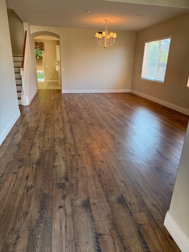 Building Photo - Spacious 5-Bed Family Home w/ 3-Car Garage Near Top Schools in Orange Crest.  One large bedroom a...