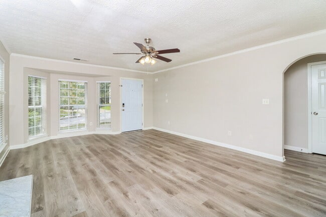Foto del edificio - 2540 Lake Royale Dr