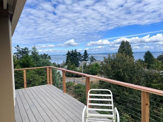 Building Photo - Fantastic view home close to Fort Worden