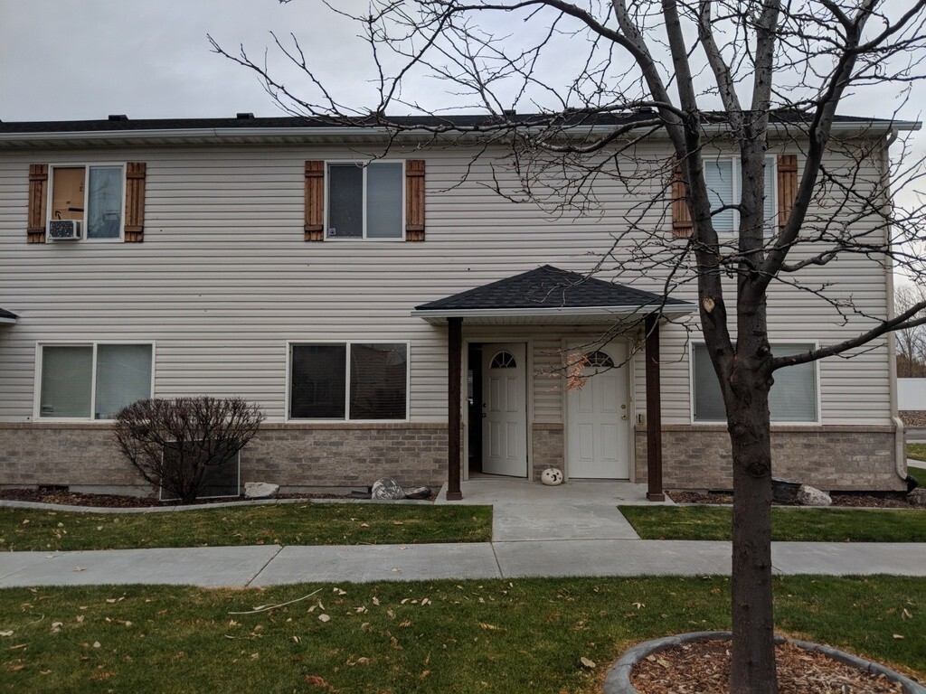 Primary Photo - Great 2 bedroom, 1.5 bath townhome found a...