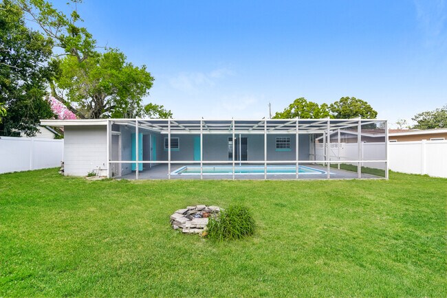 Foto del edificio - Spacious 3-Bedroom Home with Screened Pool Retreat