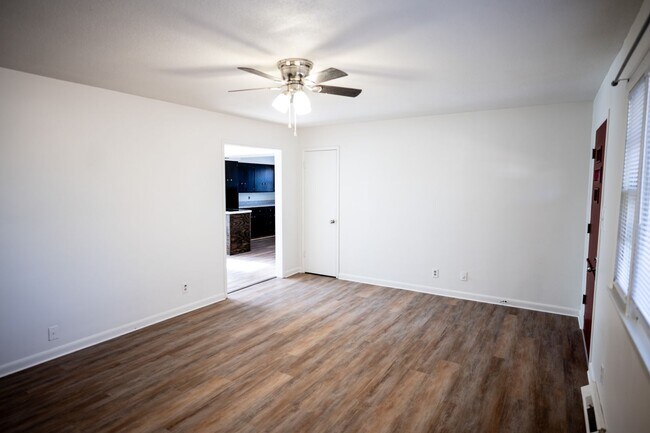 Foto del edificio - Updated 3-Bedroom Home in Northeast Springfield — Garage & Spacious Backyard