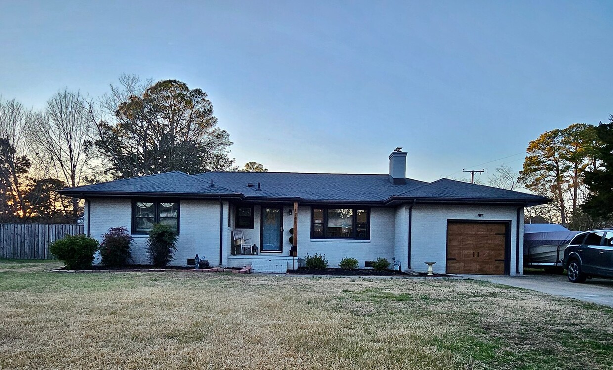 Foto principal - GORGEOUS UPDATED 3BR Home in Lake Shores -...