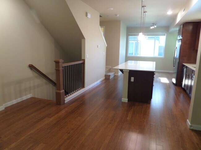 Building Photo - GORGEOUS & Large 3-Bedroom, 3.5 Bath Townh...