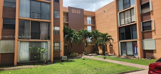 Foto del edificio - 9440 W Flagler St
