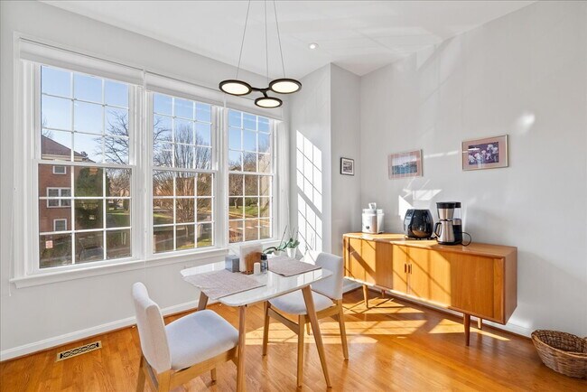 Foto del edificio - Beautiful End-Unit Townhome with Spacious Interior and Outdoor Living