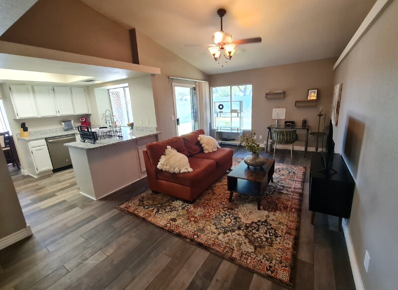 Foto del edificio - 7944 W Charter Oak Rd