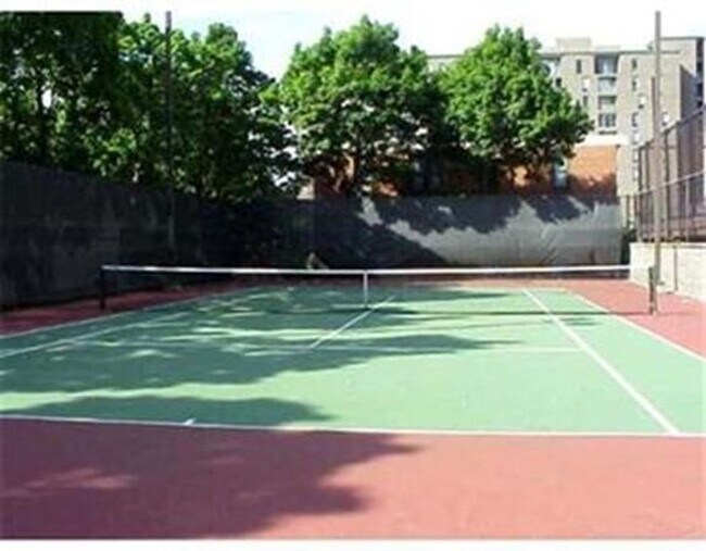 Foto del edificio - Short walk to Longwood! Steps to T! Large 1 bedroom w/enclosed porch! Garage parking incl.