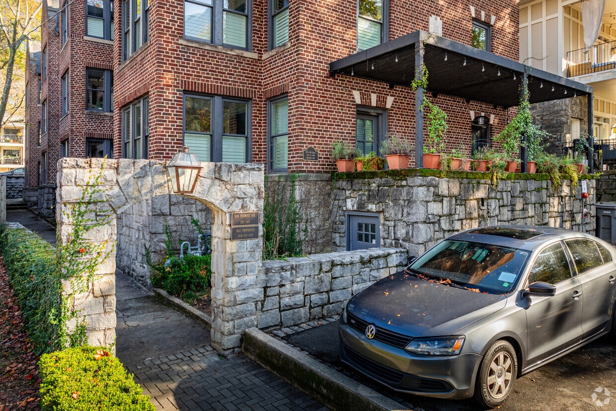 Entrance + Parking - 939 Piedmont Avenue