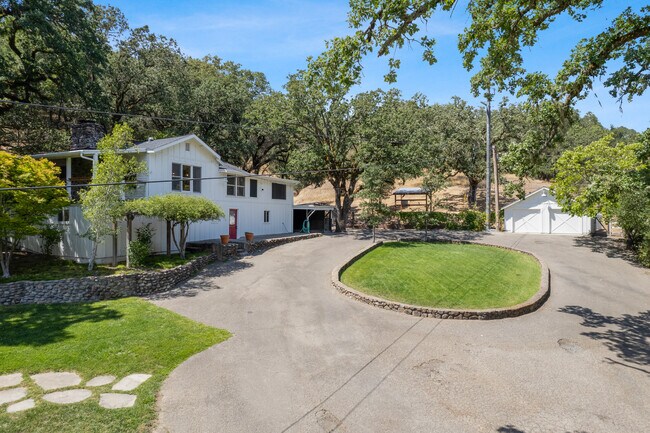 Building Photo - 2611 Leslie Rd